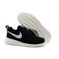 Чёрно-белые кроссовки Nike Roshe Run Black White